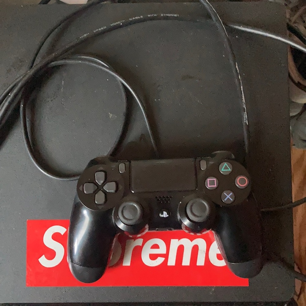 I am selling ps4 and it come w controller
